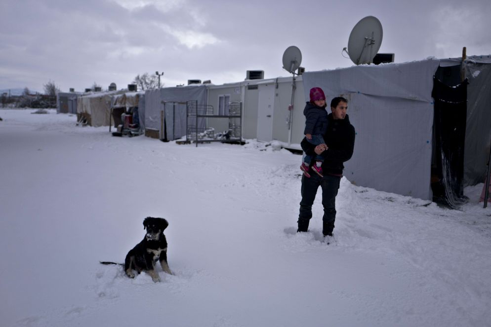 Una famiglia di profughi siriani nel campo di Ritsona a 86 chilometri da Atene. Foto: Muhammed Muheisen/Ansa