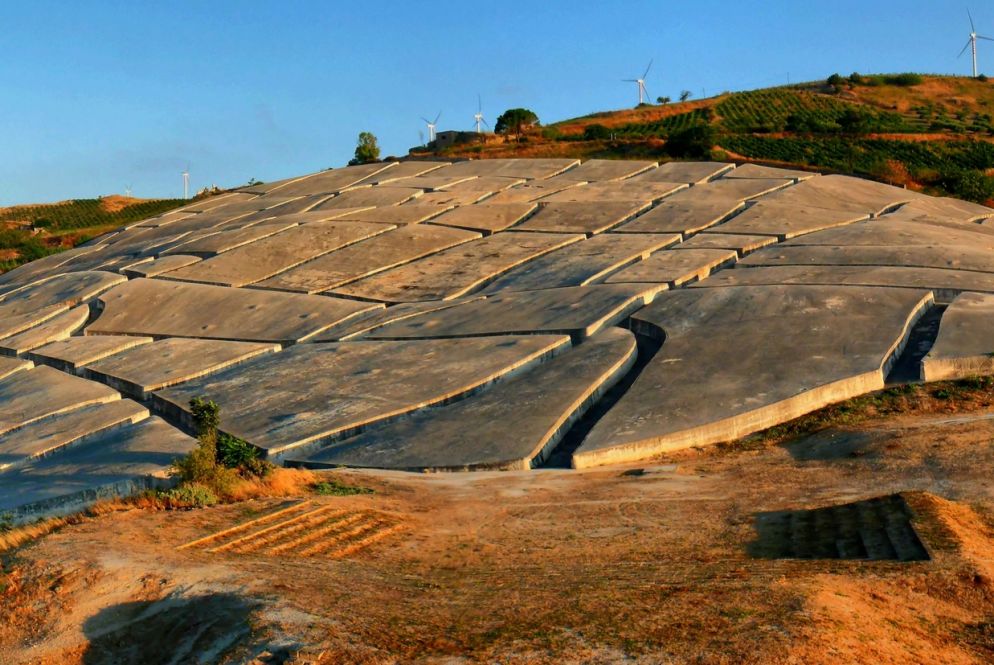 Il Cretto di Gibellina. Non tutto è stato ricostruito: a Santa Margherita è ancora incompleta la rete idrica e fognaria, a Partanna le infrastrutture non sono terminate e ancora molti cittadini devono veder ricostruite le proprie case.