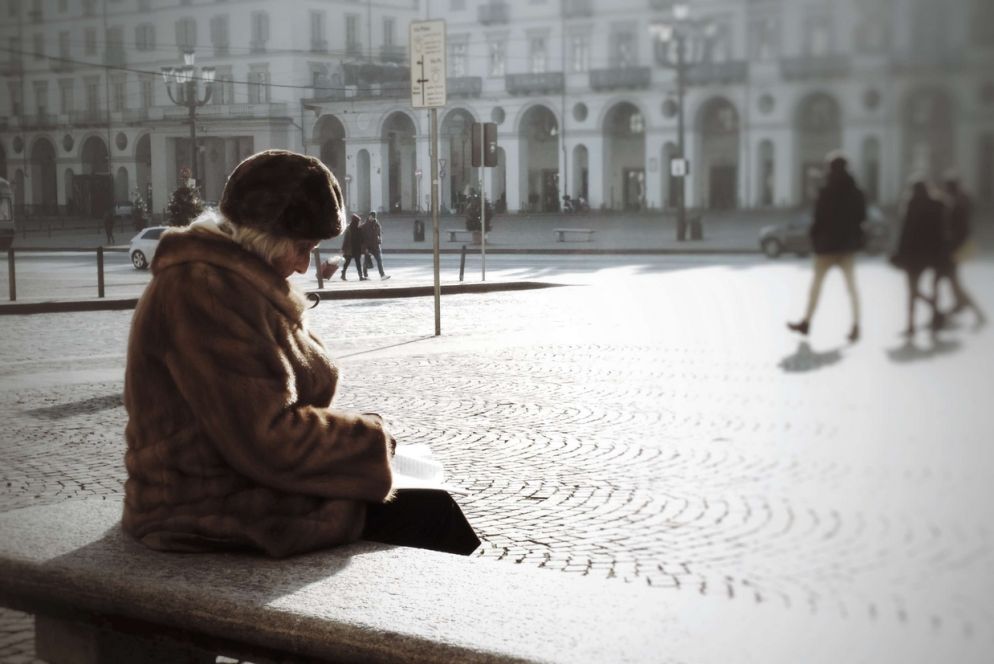 La foto più votata è La solitudine del Natale di Alberto Tosa. Il giorno di Natale questa anziana signora vestita a festa si è seduta in centro a Torino a leggere un libro su una panchina