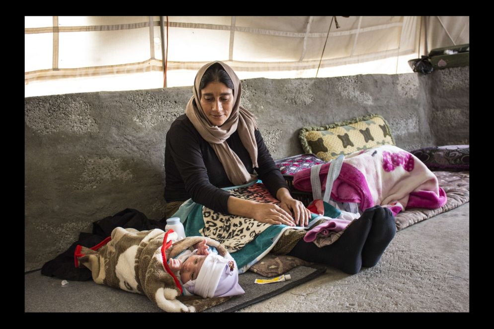 Nel campo profughi di Khanke è nata una bambina. Sua madre è una sfollata e vive in una tenda senza la disponibilità dei più elementari mezzi di sussistenza.