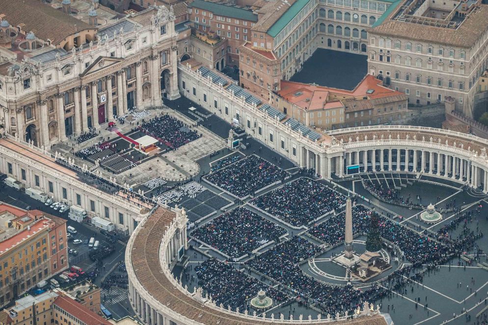 Un gruppo di sacerdoti mentre si scatta una foto-ricordo in occasione dell'apertura del Giubileo della misericordia a Roma