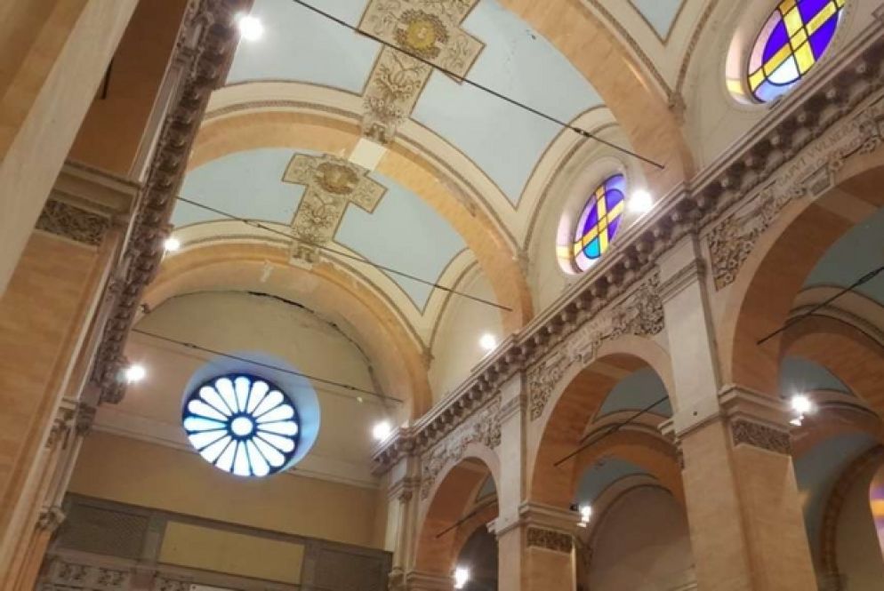 Le catene installate nella volta nel 1997 che hanno salvato la chiesa dal crollo