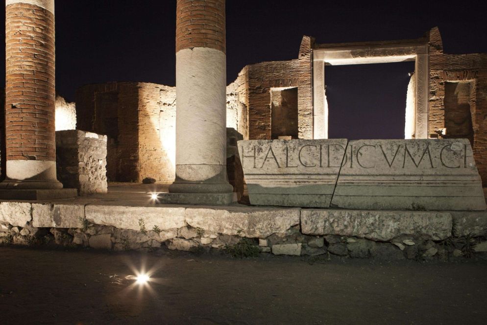 Il nuovo impianto di illuminazione curato da Enel traccia i nuovi percorsi all'interno degli scavi, facendo rinascere la storia dell'antica città romana dalle ceneri del Vesuvio.