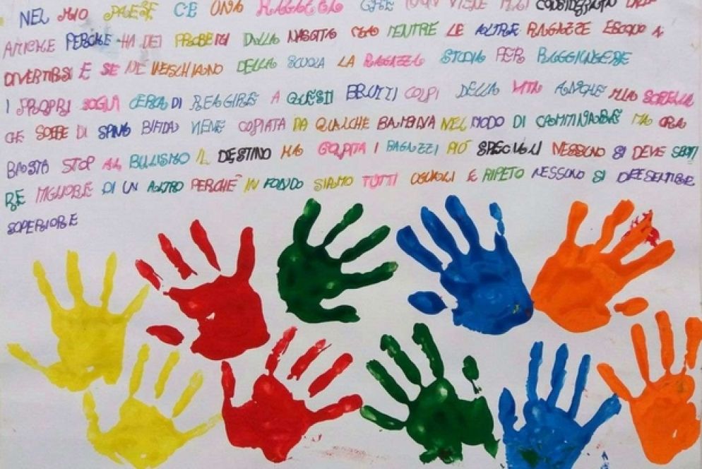 «Bullo cambia che sei bello». Pensieri, slogan, disegni, persino un rap per raccontare il bullismo visto dai bambini e dai ragazzi. Come spettatori, o anche come vittime di piccole e grandi angherie di tutti i giorni da parte di qualche compagno di classe. Le loro idee sono state raccolte dallo staff dell'ospedale pediatrico Bambino Gesù e pubblicate oggi quando, in concomitanza con la Giornata mondiale per la sicurezza in Rete, si tiene la prima Giornata nazionale contro il bullismo e il cyber bullismo a scuola, un’iniziativa lanciata dal Ministero dell’Istruzione. Il bullismo è un fenomeno in espansione che coinvolge sempre più bambini tra i 7 e i 10 anni e ragazzi tra i 14 e i 17 anni.