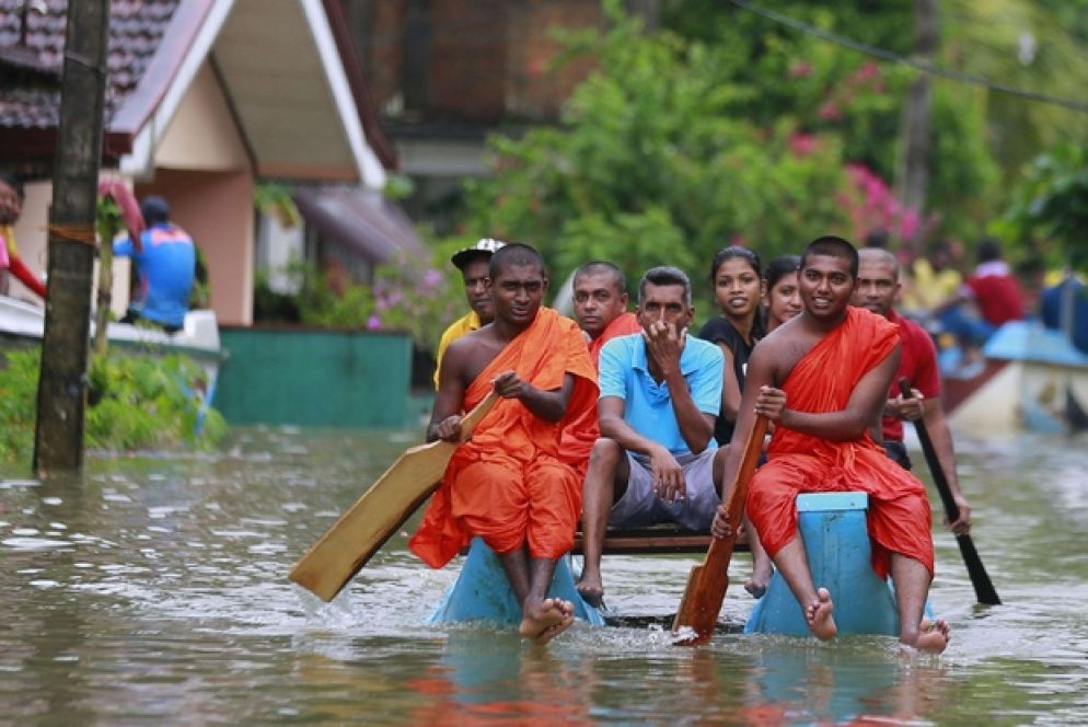 Cresce il bilancio delle inondazioni provocate da forti piogge monsoniche: i morti sono 166 morti e almeno 102 dispersi e 88 feriti nello Sri Lanka, anche in ragione di frane prodottesi in diverse località del Paese insulare al largo della costa sud-orientale del subcontinente indiano.