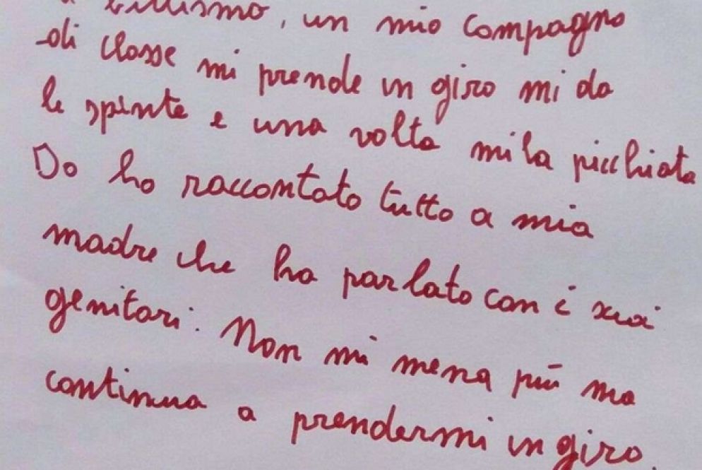 Leo, 9 anni, racconta di aver detto tutto ai genitori. Sono diminuiti gli attacchi fisici, ma non quelli verbali.