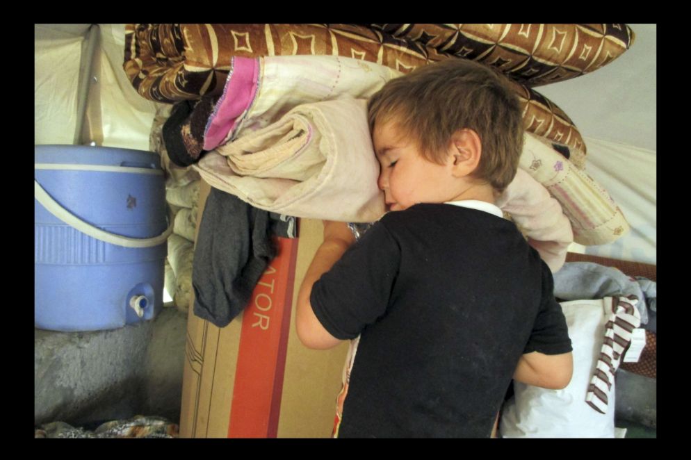 Il figlio di Lavigne Farman, si gira intimidito mentre una ragazza lo fotografa