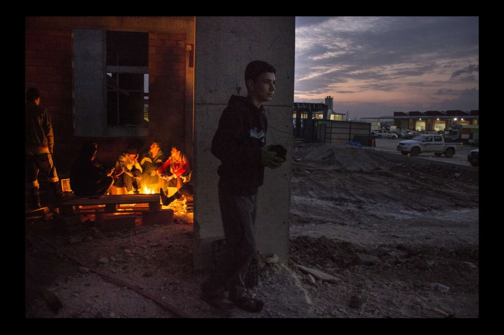 Eido Amra, sedici anni. Non può andare a scuola perchè lavora dalle 5 della mattina alle 4 del pomeriggio per guadagnarsi da vivere, per la misera una somma irrisoria di 2500 Dinari Iracheni (circa 1,88 €).