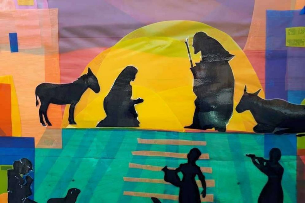 Il Presepe dell'Oratorio Carobbio Degli Angeli fatto con lesovracopertine dei libri. Postato da Cristina Bonomelli.