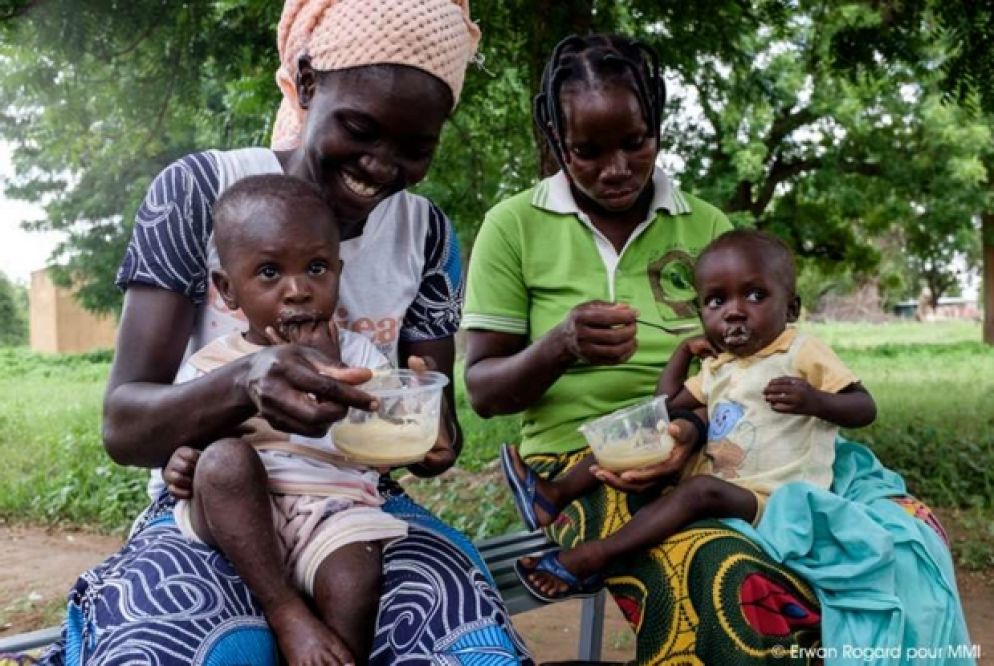 Poiché l'agricoltura in Burkina Faso è povera, si insegna a preparare le pappe con cereali locali, arricchendole con alimenti molto nutrienti come i frutti del baobab e la papaya