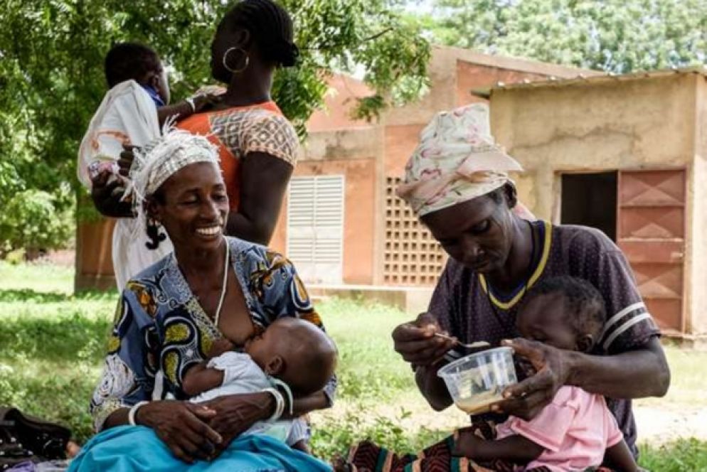 L'obiettivo della campagna Mangia che diventi grande promossa da Lvia e sostenuta dall'sms solidale al numero 45523 è di raccogliere 115mila euro per sostenere le mamme e i bimbi malnutriti