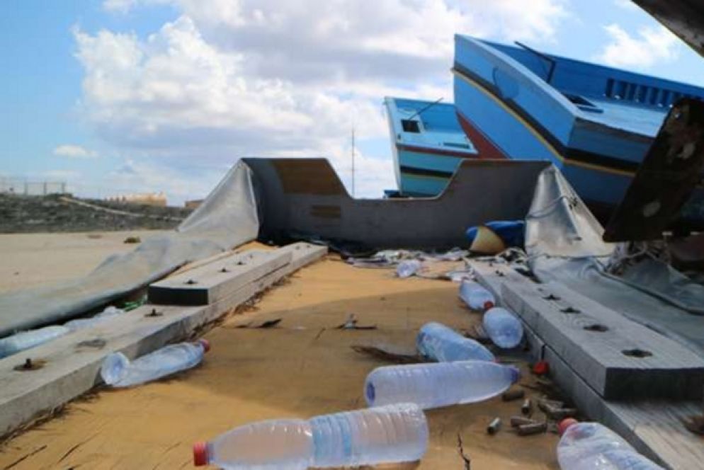 Accanto agli scafi, nel sito sono rimasti molti degli oggetti personali dei migranti. Il legno prelevato dalle imbarcazioni abbandonate è stato trasformato dall'artista in sculture che raccontano i singoli naufragi.