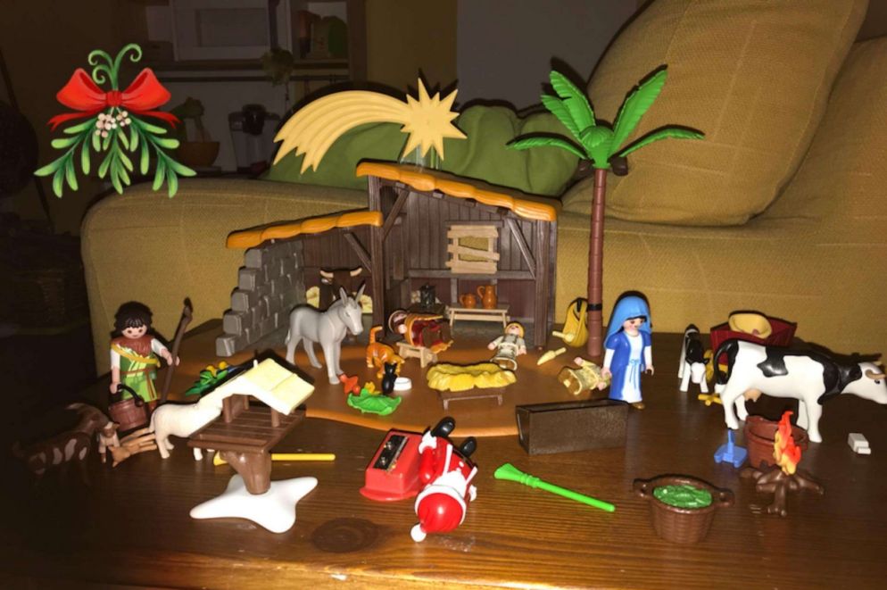 Presepio di Miryam, 3 anni («San Giuseppe e Babbo Natale/San Nicola   dormono perché sono stanchi»). Postato da Giuseppe Andreucci