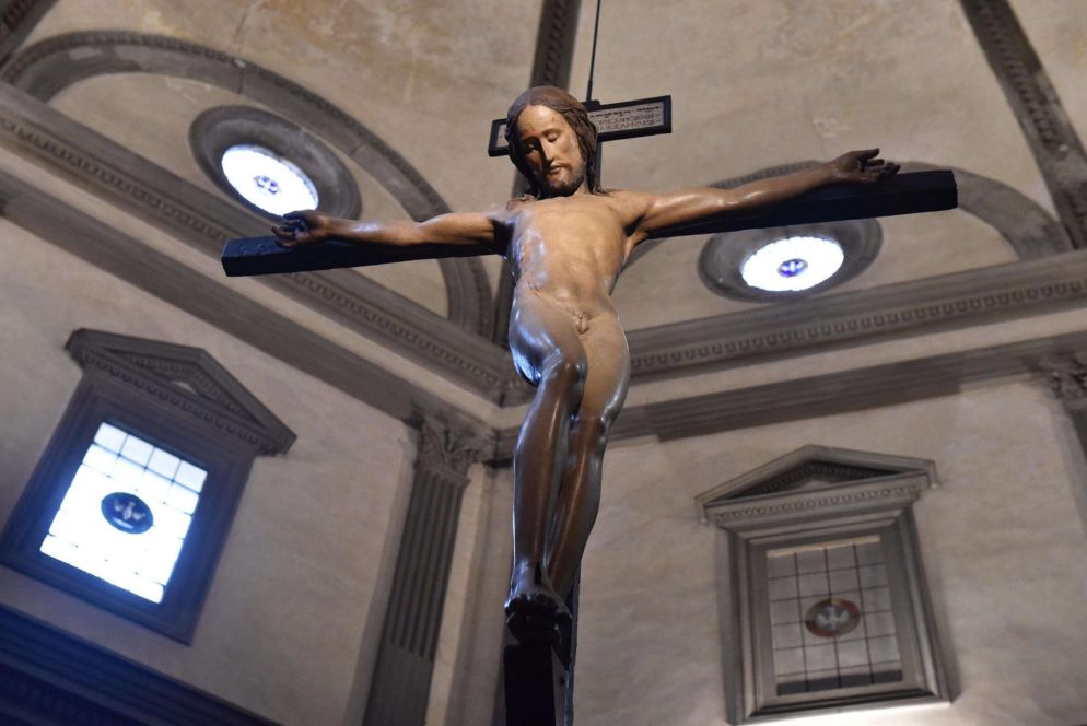 Torna nella basilica di Santo Spirito dopo quasi un anno il Cristo di Michelangelo Buonarroti. Dopo due trasferte a Torino e Napoli, il crocifisso è stato posto non nell'abituale collocazione, addossato alla parete, ma al centro della chiesa. L'opera lignea fu scolpita da Michelangelo come forma di ringraziamento nei confronti del convento di Santo Spirito che lo ospitò nel 1492. Per secoli il Cristo restò "anonimo" e fu attribuita solo nel 1962. Dal dicembre 2000 è tornato in Santo Spirito (Foto Ansa/Maurizio Degl'Innocenti)