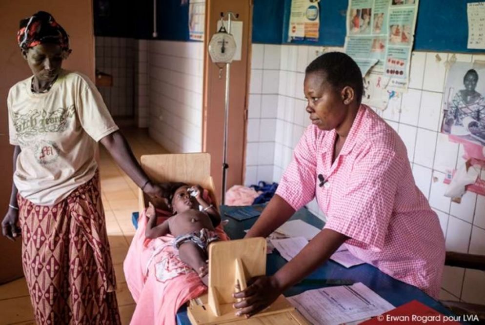 Gli operatori sanitari controllano la crescita dei piccoli