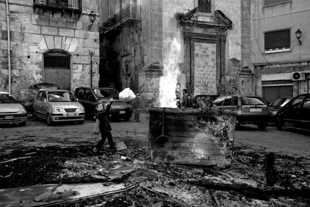 Categoria Servizi: al primo posto Nino Pillitteri con Rifiuti a Ballarò: scena ordinaria di smaltimento rifiuti...