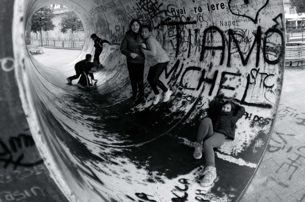 Categoria Nuove generazioni: al secondo posto Alessandro Giacoletto con Condotte forzate. AL Porto di Genova nuove generazioni giocano dentro un tubo: la capacità e la possibilità di scegliere la direzione della propria vita è sempre più limitata.