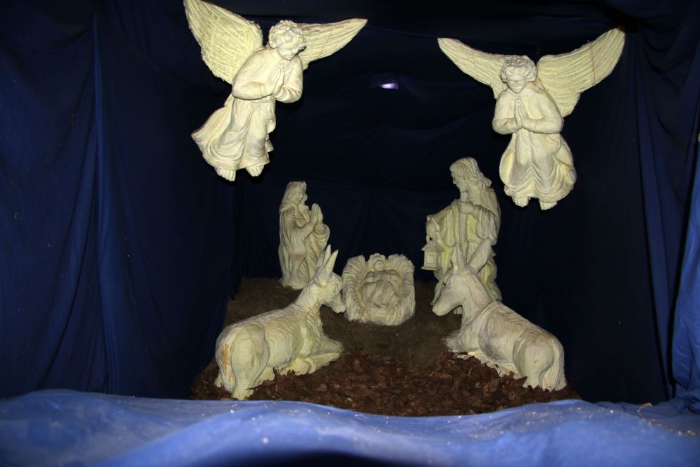 “E’ nato il Redentore” di Stefano Panizza. Presepe realizzato a mano su pannelli di poliestere sovrapposti e incollati.