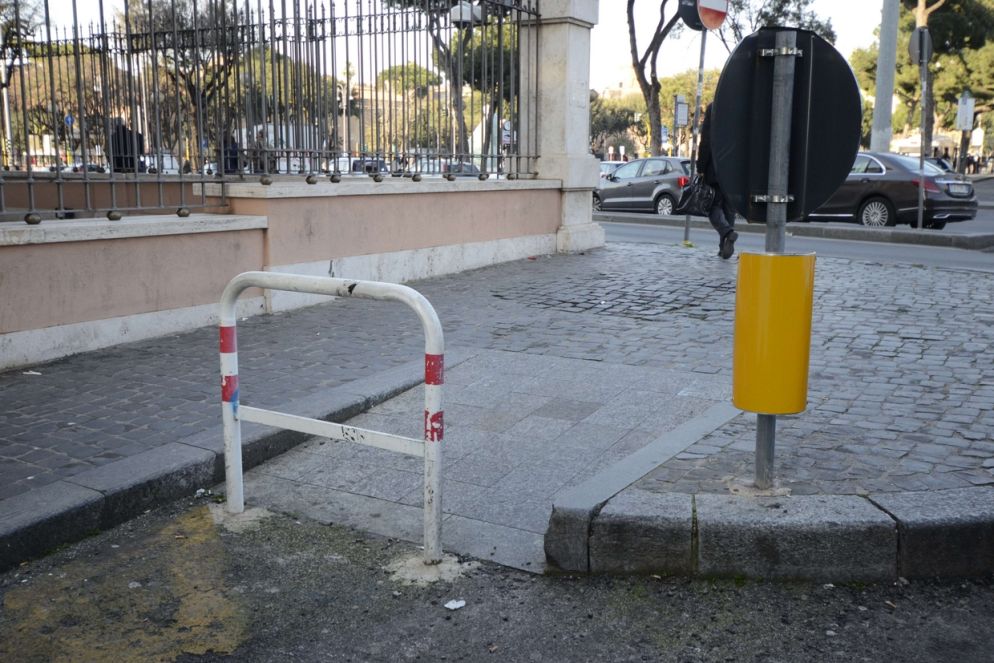 Categoria Servizi: al terzo posto Chiara Bassignana: Paesaggio bloccato: A causa di qualcuno... non passa più nessuno... neppure chi non potrebbe passare che da lì.