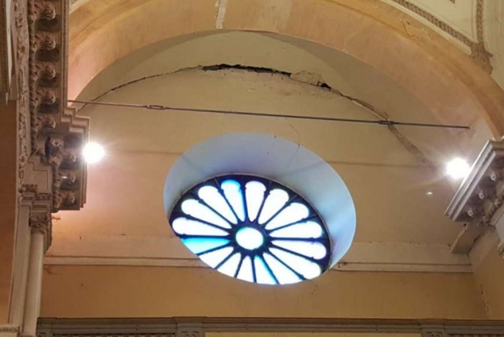 La crepa del distacco della facciata dal corpo dell'edificio