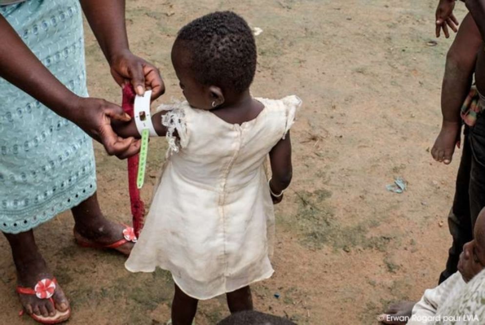Se la circonferenza del braccio è inferiore a 115 mm, si tratta di malnutrizione acuta severa (MAS): il bambino viene portato al più vicino ambulatorio e curato. I casi più gravi vengono indirizzati all'unico ospedale della regione in cui c'è un pediatra