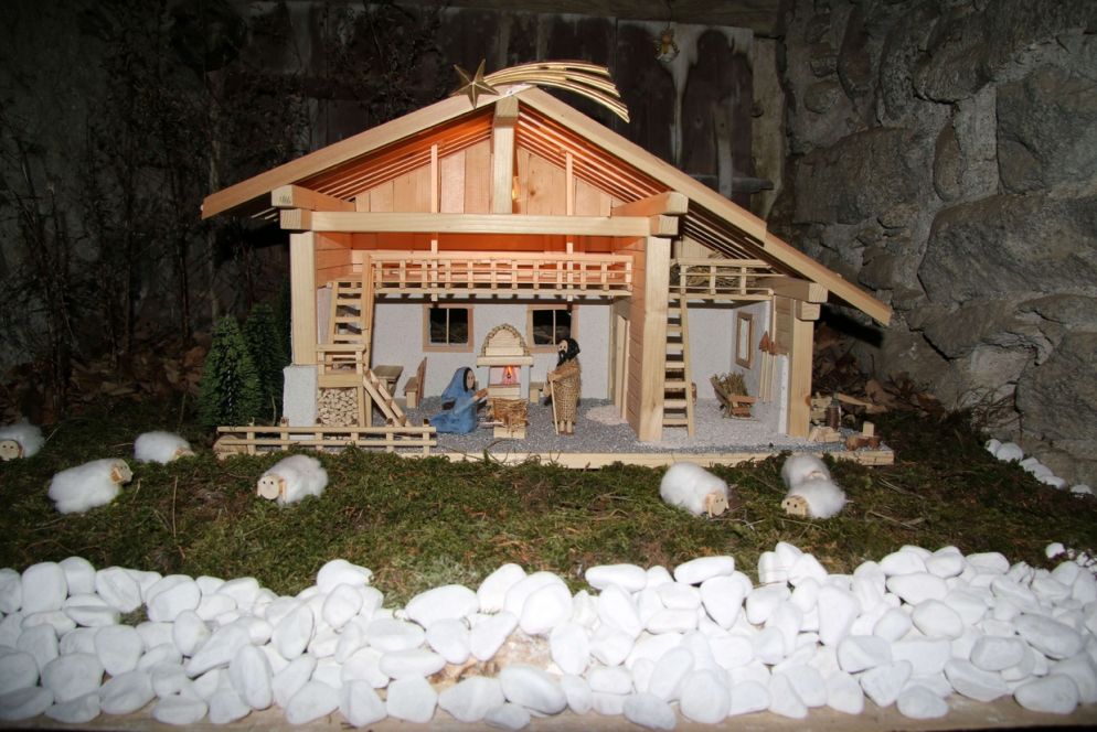 “Alla quotidianità di una famiglia” di Benedetta Maestri. Un presepe che ritrae l’intimità della casa e della famiglia. La natività viene riprodotta utilizzando legno e lana, riproducendo la cucina di una casa, dove Maria accudisce il piccolo arrivato e Giuseppe veglia su di loro, occupandosi del fuoco del caminetto presente sullo sfondo. La semplicità della scena è poi arricchita da elementi di uso quotidiano, quali il tavolo da pranzo e la legna accatastata sotto la scala.