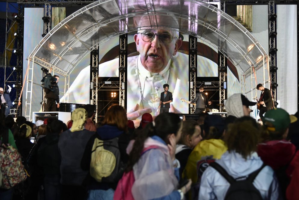 Settantamila adolescenti hanno preso parte alla “tre giorni” del Giubileo dei ragazzi: il Pontefice ha inviato loro un videomessaggio nella serata di festa e musica organizzata allo stadio Olimpico di Roma.