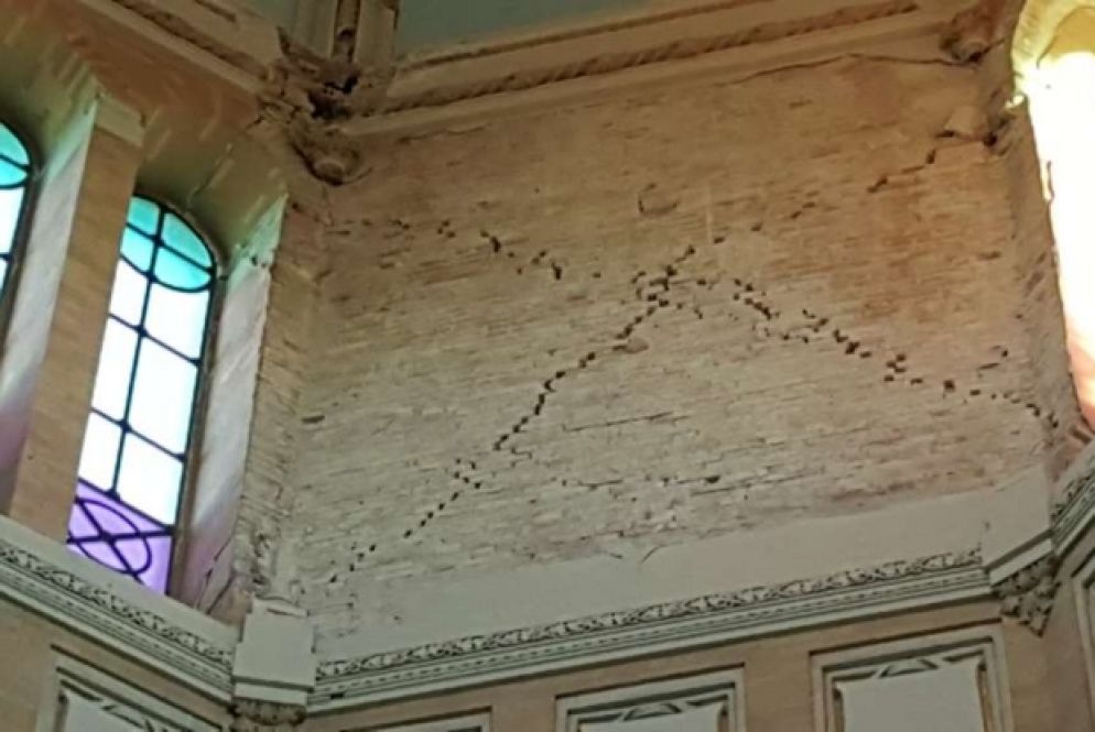 Particolare delle lesioni nella cupola viste dall'interno