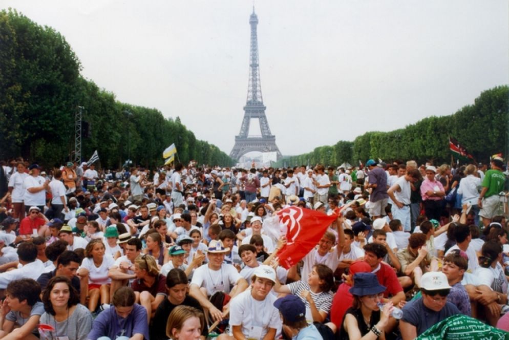 I giovani di tutto il mondo radunati sotto la Torre Eiffel il 19 agosto 1997 per l'apertura della Gmg