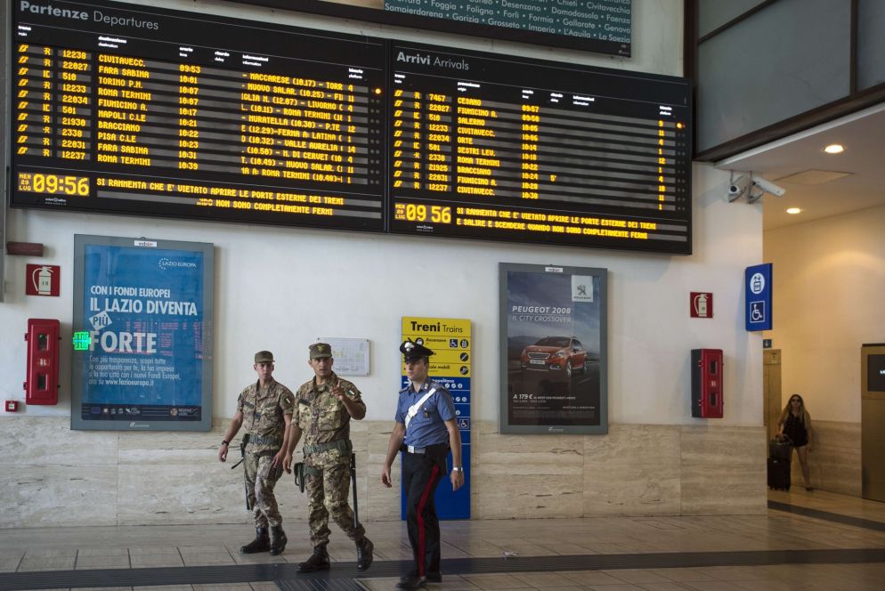 Strade Sicure. Una pattuglia congiunta di Esercito e Carabinieri garantisce la sicurezza in una stazione ferroviaria