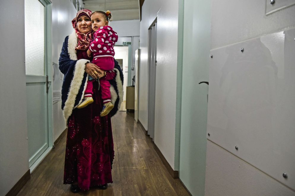 Qui lo Stato sociale non esiste. O meglio, vi ha accesso solo chi ha un lavoro fisso e una iscrizione al sistema sanitario da parte del datore di lavoro. Una visita medica, o anche solo una pastiglia di beta bloccante per l’alta pressione, per un milione e mezzo di profughi e sans papier ospitati in Libano è un miraggio che scava fossati colmi di sofferenza ed emarginazione. Per questo, appena entrati a Roueisset, la bidonville di casupole abusive appena oltre il quartiere cristiano, i quattro container del dispensario di Saint Antoine sono come un’oasi nel deserto. -There is no welfare system here. Healthcare is accessible only to those who have a regular job. A medical visit or just a prescription for life-saving drugs is an impossible dream for the one and half million refugees and undocumented migrants currently hosted in Lebanon. This is one of the problems that deepen the gap in the Lebanese society, contributing to increased suffering and marginalization within the community.  In this grim social context, the four containers hosting the St. Antoine dispensary in the slums of Roueissat represent a sort of oasis in the desert for thousands of marginalized people.