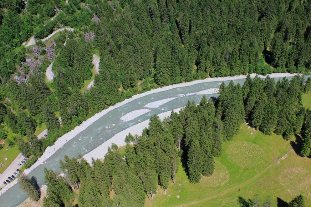 Il Sarca in bassa valle, formato da acqua di Adamello e Presanella. Circa un chilometro oltre, si unisce al ramo di Campiglio (acque delle Dolomiti di Brenta), che a sua volta raccoglie altri scioglimenti della Presanella (ma stavolta lungo la val Nambrone).