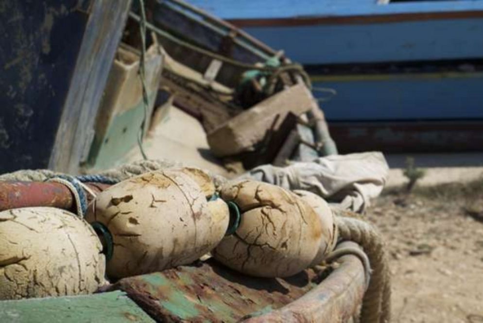 Touroperator è la mostra che presenta opere di Massimo Sansavini, realizzate con il legno degli scafi delle barche dei migranti.