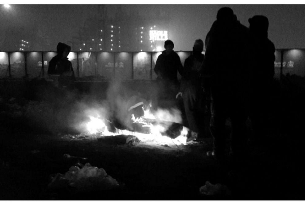 Oltre 1.500 persone sopravvivono da settimane oramai nella vecchia stazione ferroviaria di Belgrado, bivaccando tra edifici fatiscenti, senza acqua e senza elettricità. Ed è qui che si sono diretti 4 volontari di One Bridge to Idomeni con un camper carico di 50 scatoloni di vestiario invernale.