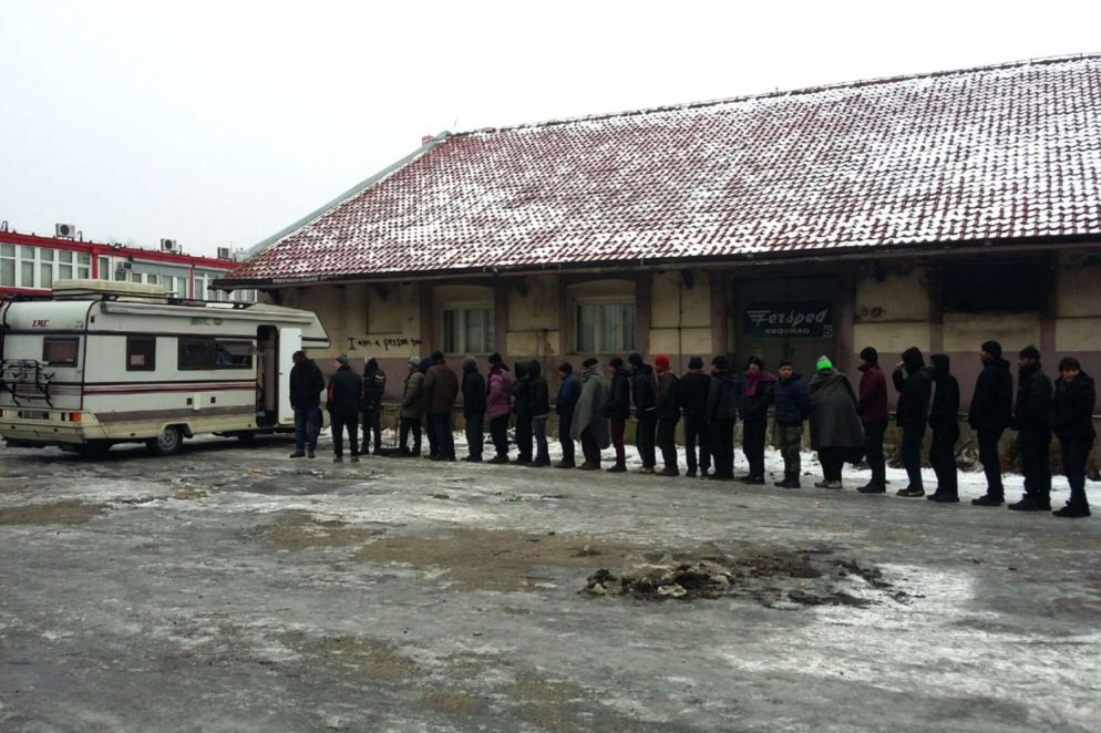 One Bridge to Idomeni è un’associazione nata nel 2016 per portare aiuti concreti nei territori di confine sulla rotta Balcanica, a seguito della chiusura delle frontiere dei Paesi europei e della nascita spontanea, nel lungo cammino verso l’Europa, di campi profughi auto-organizzati.