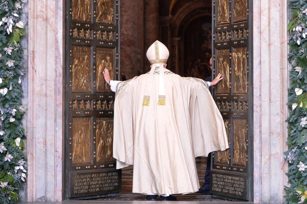 San Pietro gremita dai fedeli accorsi a Roma per partecipare a una delle mensili udienze giubilari del sabato: un'altra delle novità introdotte da Papa Francesco per l'Anno santo straordinario della Misericordia.