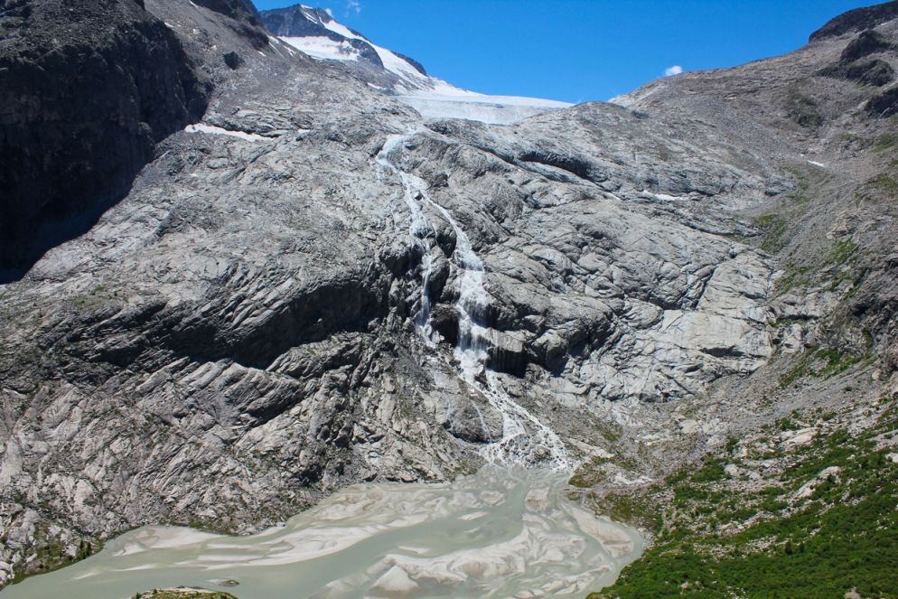 La vedretta del Mandròn, primo punto in cui il ghiaccio dell’Adamello diventa il fiume Sarca.