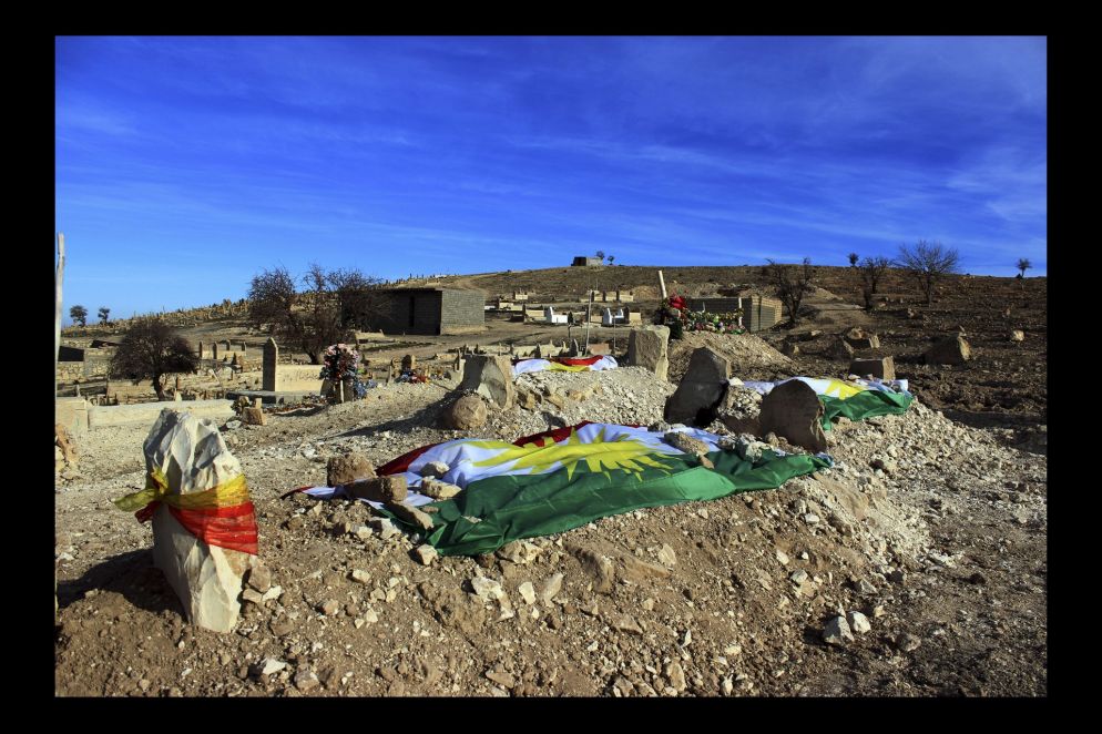 Tomba di Ghali. Nel 2015, dopo l’attacco a Sinjar, Ghali 35 anni, è morto tentando di raggiungere la Germania per cominciare una nuova vita con sua moglie e i suoi 5 bambini. La sua vedova si è tagliata i capelli e li ha lasciati sulla sua tomba in segno di lutto.