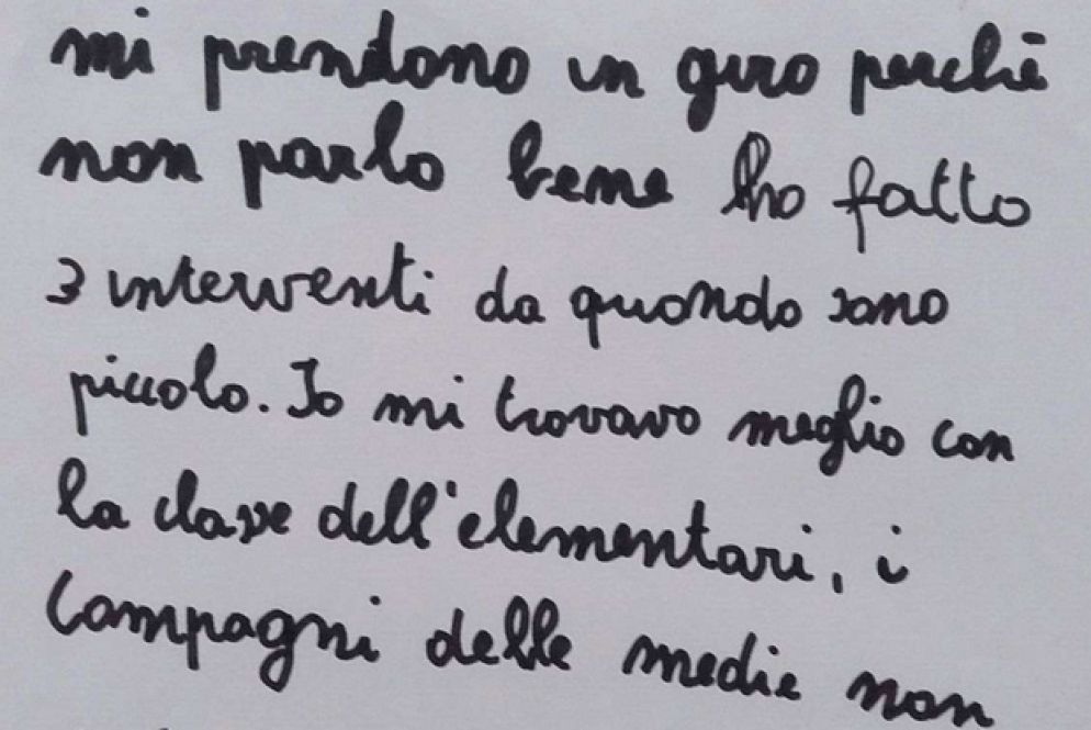 «I miei compagni mi prendono in giro perché non parlo bene; ho fatto tre interventi da quando sono piccolo» scrive un bambino preso di mira a causa della sua malattia.