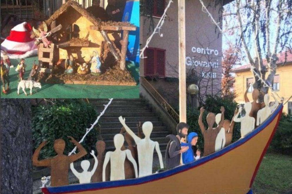 Il presepe allestito dalla parrocchia di Sant’Eustorgio ad Arcore, che ha posizionato Maria e Giuseppe su un barcone, circondati dai migranti che sollevano le braccia al cielo per chiedere aiuto. Postato da Giovanna Nicolella
