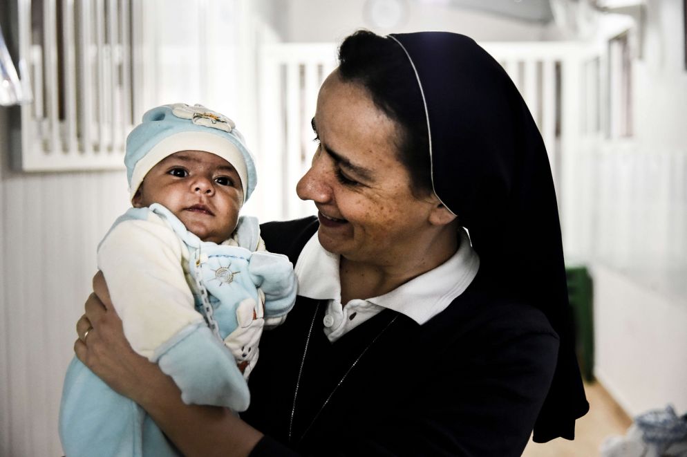 Il motto del dispensario, ripetuto anche dalla direttrice suor Antoinette Assaf, è già un programma: «La religione è per Dio, il dispensario è per tutti». - The motto of the dispensary in the words of the director, Sr. Antoinette Assaff, is: “ Religion is for God. The dispensary is for everybody.”