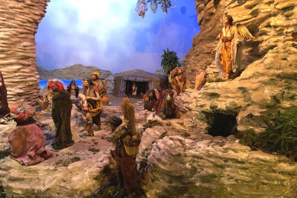 Da dieci anni un gruppo di amici e artigiani di Tolentino (Mc), su invito del parroco padre Bruno Silvestrini, organizza un presepe artistico nella pontificia parrocchia di Sant'Anna in Vaticano.