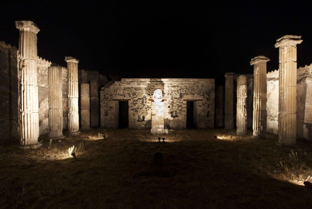 Suoni, luci, voci narranti e proiezioni in 3D: la magia della nuova Pompei notturna apre le porte ai visitatori che anche di notte potranno visitare gli scavi.