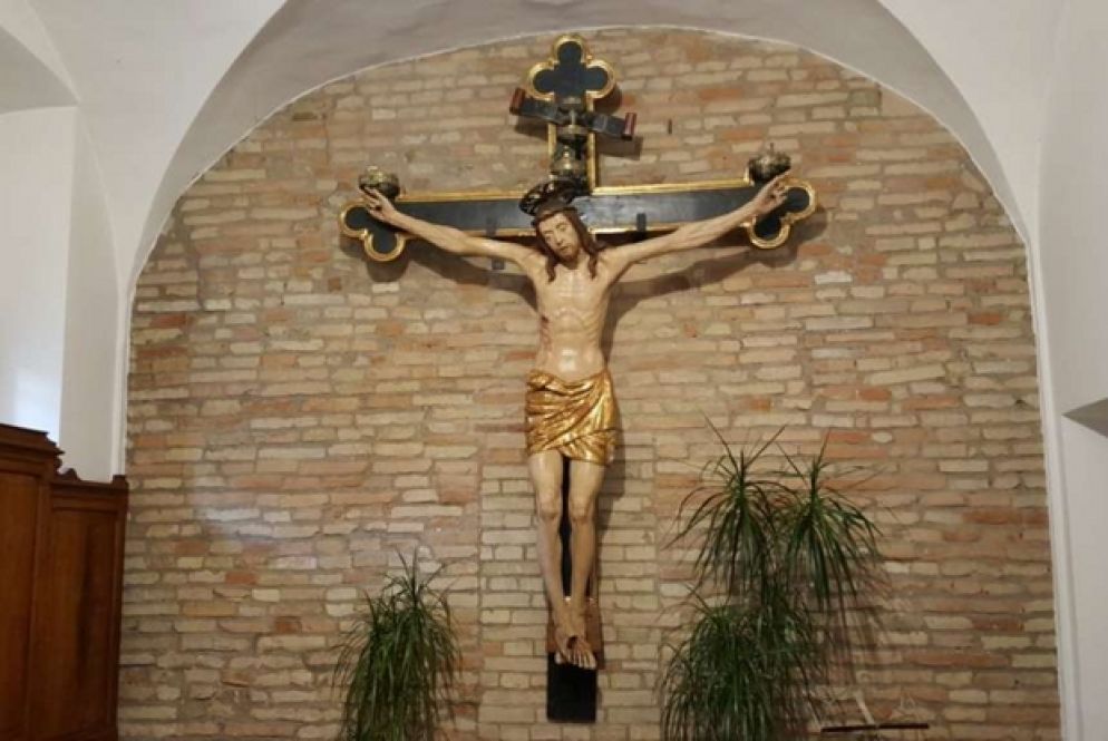 Il crocifisso ligneo del 1400 trasferito nella cappella del convento