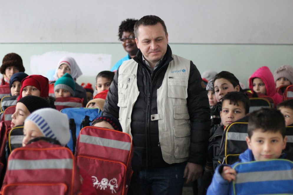 La distribuzione degli zaini con il materiale scolastico. L'Unicef ha anche sviluppato un programma di apprendimento rapido e formato insegnanti per aiutare i bambini sfollati a recuperare i mesi e gli anni di istruzione persi, Inoltre ha allestito 10 aule prefabbricate.