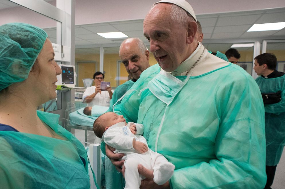A settembre, nell'ambito dei «Venerdì di misericordia», Papa Francesco ha visitato un reparto di neonatologia e un hospice per malati terminali a Roma.