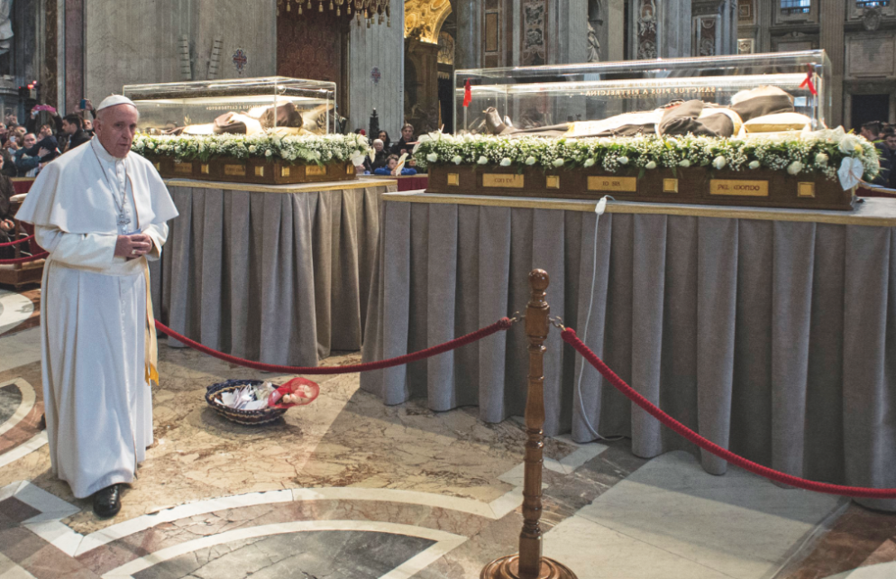 Le spoglie di Padre Pio e padre Leopoldo Mandic esposte a Roma: i due santi confessori sono stati indicati da Papa Francesco tra i testimoni del perdono, della carezza del Padre, dell’amore gratuito, del dono per gli altri.