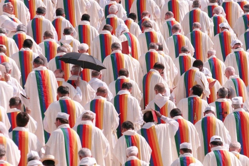 I preti alla Messa finale della Gmg di Parigi a Longchamp con la casula disegnata da Castelbajac