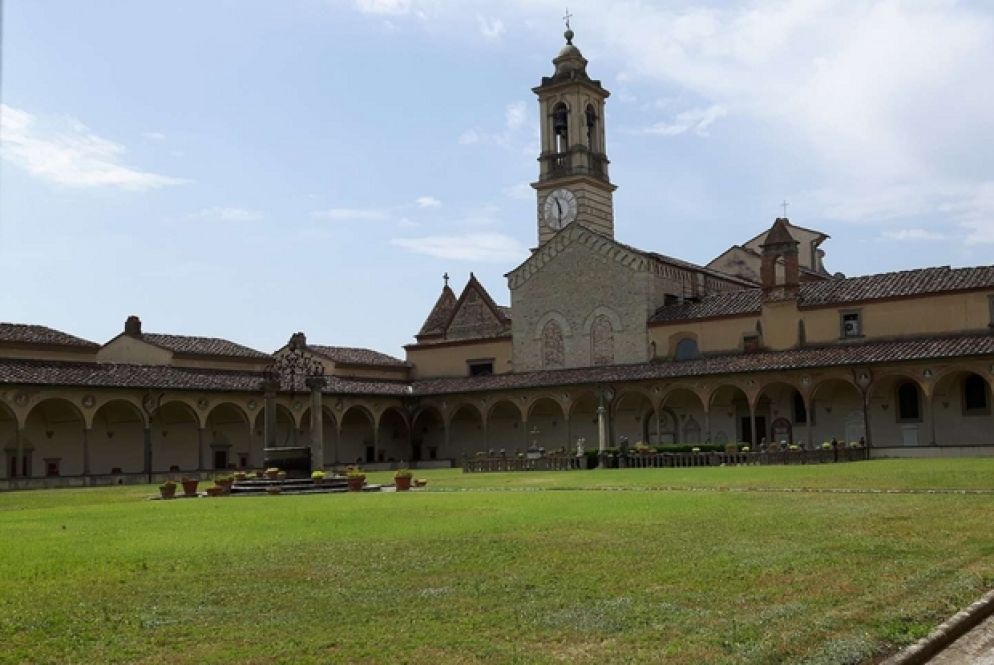 La Comunità di San Leolino fondata nel 1986 ha sede nella Pieve di San Leolino a Panzano in Chianti, è composta da religiosi e laici ed ha come carisma particolare l'evangelizzazione della cultura.