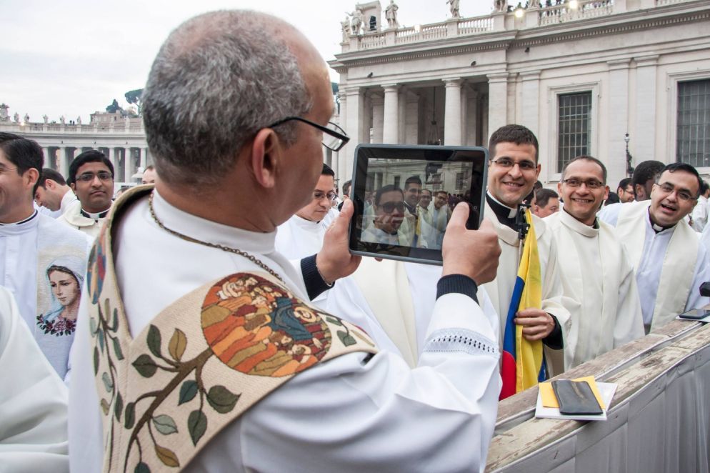 Il Papa confessore, a sorpresa, in piazza San Pietro. Seduto su una semplice sedia uguale a quella degli altri 150 suoi “colleghi” sacerdoti il 23 aprile ha confessato alcuni dei ragazzi che a Roma hanno partecipato al Giubileo dedicato a loro.